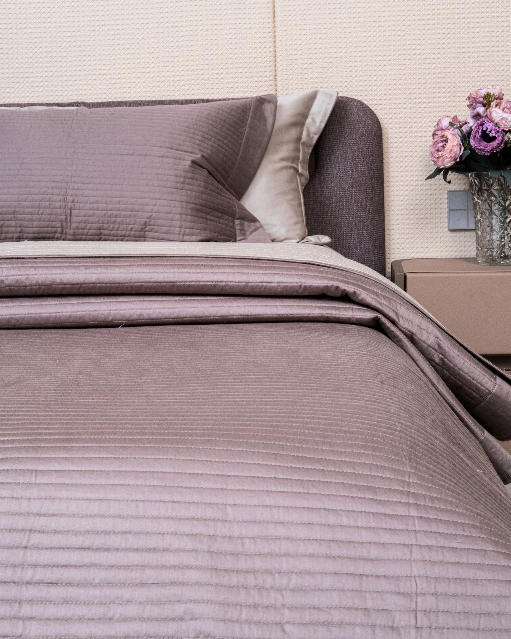 🌿 Bambooen: Sleep in Nature’s Rhythm
Inspired by bamboo’s quiet strength and resilience, Bambooen is a quilted bedspread that brings balance, calm, and harmony to your space.
💚 Gentle on skin, safe for babies
🍃 Hypoallergenic & breathable comfort
🌤 Naturally cool in summer, warm in winter
More than bedding — it’s nature’s calm woven into fabric.
Stand strong. Sleep serene. Sleep Bambooen - Threadora Bedspread.