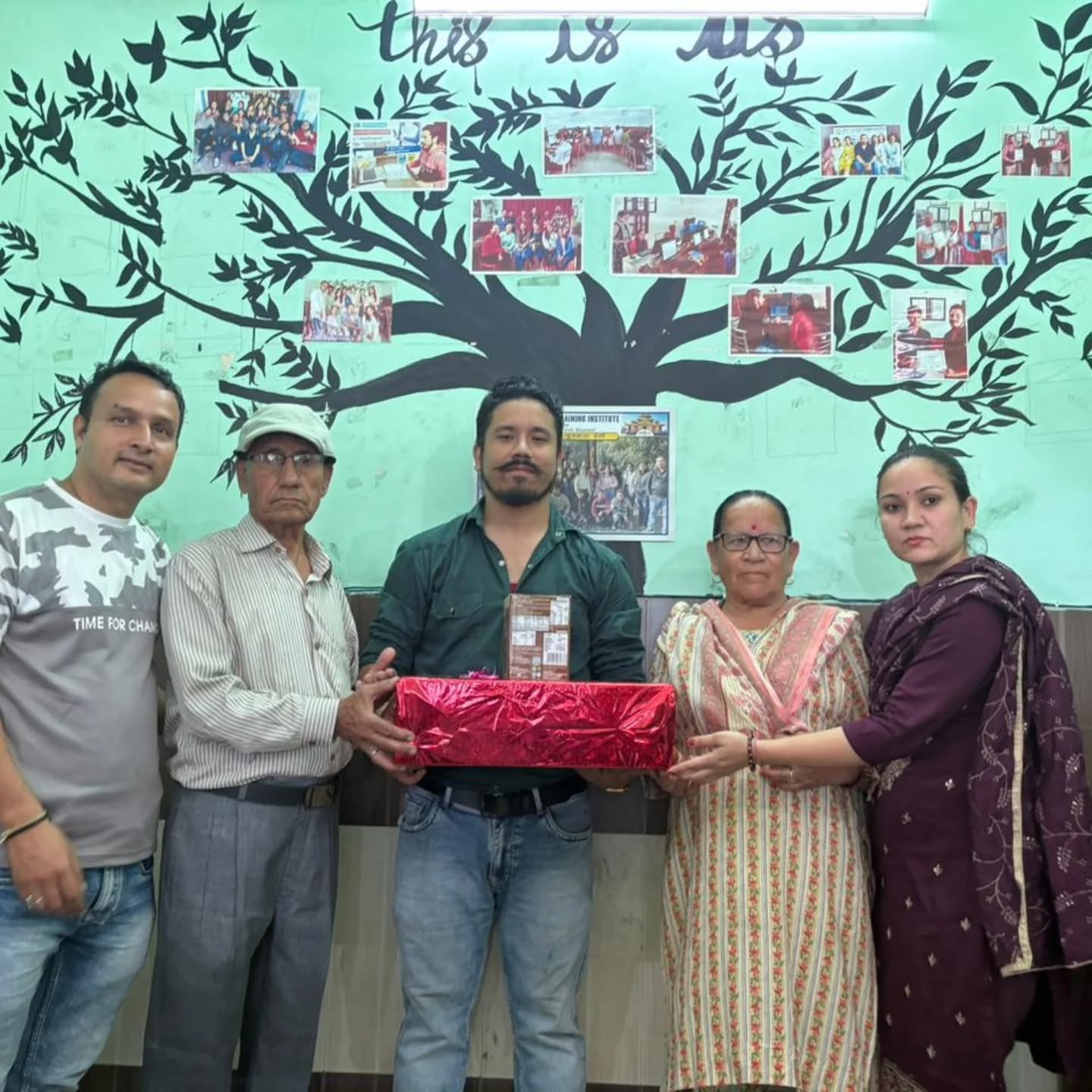 ज्ञान के दीप जलाएँ, तकनीक की रोशनी फैलाएँ — यही है हमारी आधुनिक दिवाली!
इस खास मौके पर हमारे प्रिय शिक्षक और साथियों के साथ मिलकर दिवाली मनाना एक अनमोल अनुभव है।
आप सभी को शुभकामनाएँ — दीपों का यह पर्व आपके जीवन को नई ऊँचाइयों तक पहुँचाए!