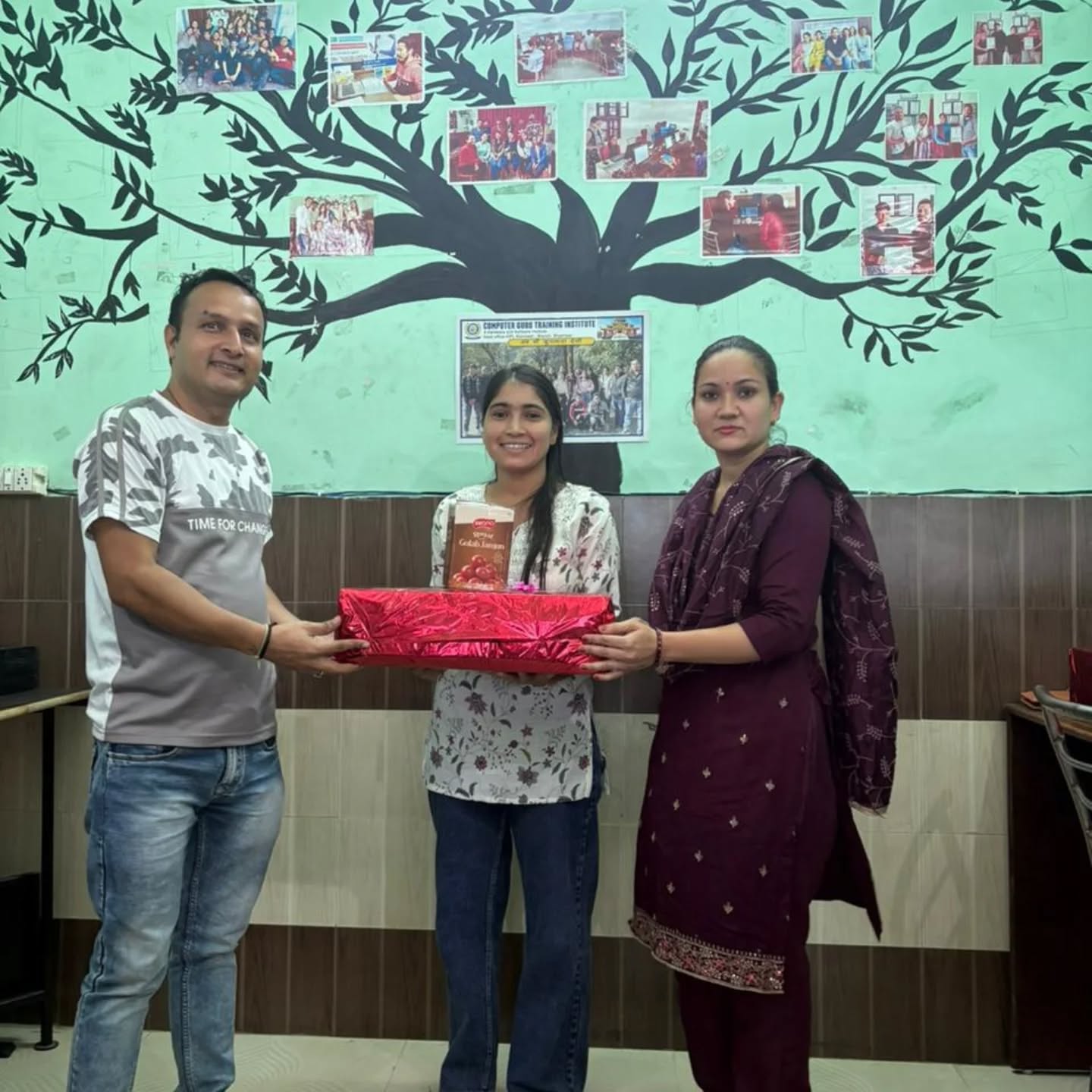 ज्ञान के दीप जलाएँ, तकनीक की रोशनी फैलाएँ — यही है हमारी आधुनिक दिवाली!
इस खास मौके पर हमारे प्रिय शिक्षक और साथियों के साथ मिलकर दिवाली मनाना एक अनमोल अनुभव है।
आप सभी को शुभकामनाएँ — दीपों का यह पर्व आपके जीवन को नई ऊँचाइयों तक पहुँचाए!