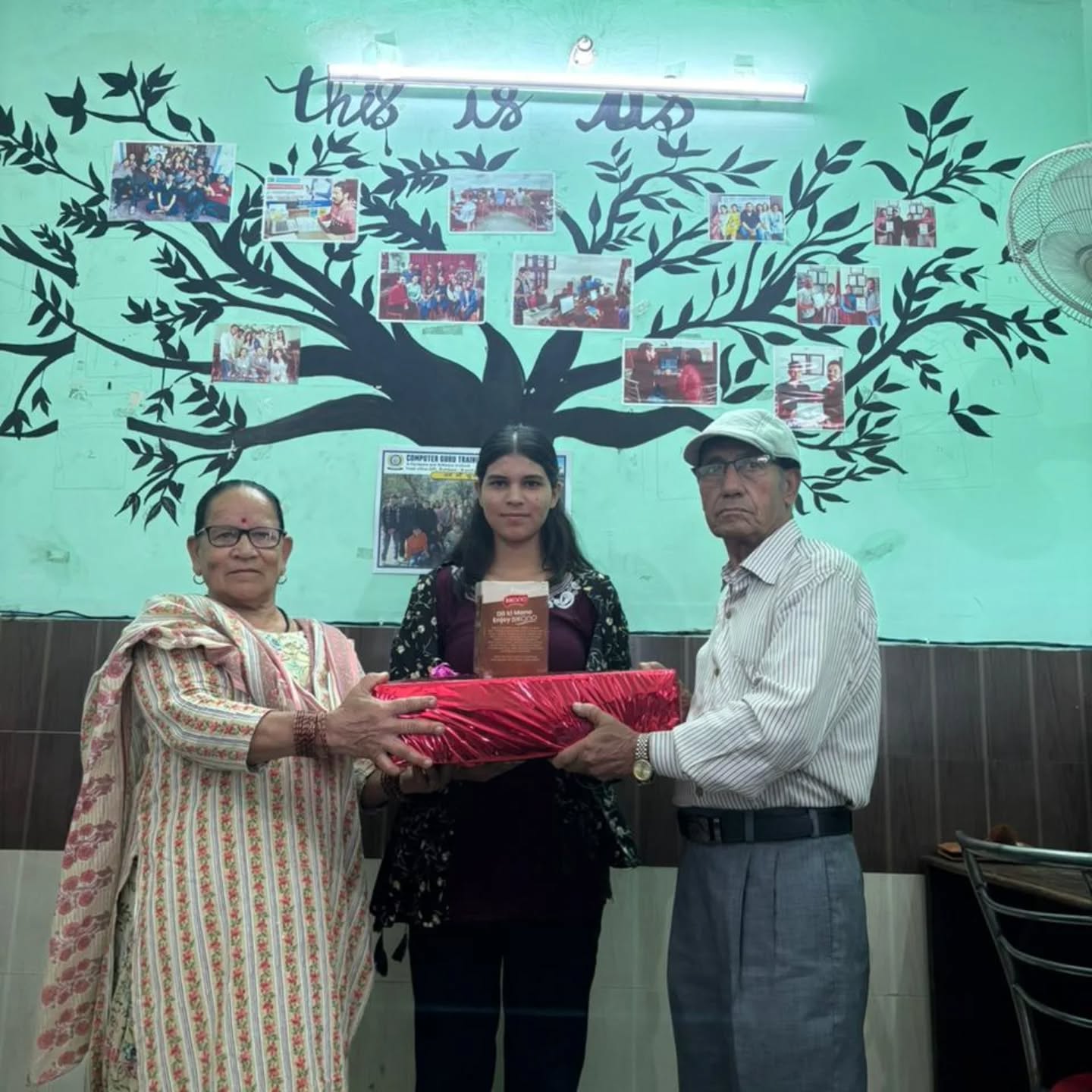 ज्ञान के दीप जलाएँ, तकनीक की रोशनी फैलाएँ — यही है हमारी आधुनिक दिवाली!
इस खास मौके पर हमारे प्रिय शिक्षक और साथियों के साथ मिलकर दिवाली मनाना एक अनमोल अनुभव है।
आप सभी को शुभकामनाएँ — दीपों का यह पर्व आपके जीवन को नई ऊँचाइयों तक पहुँचाए!