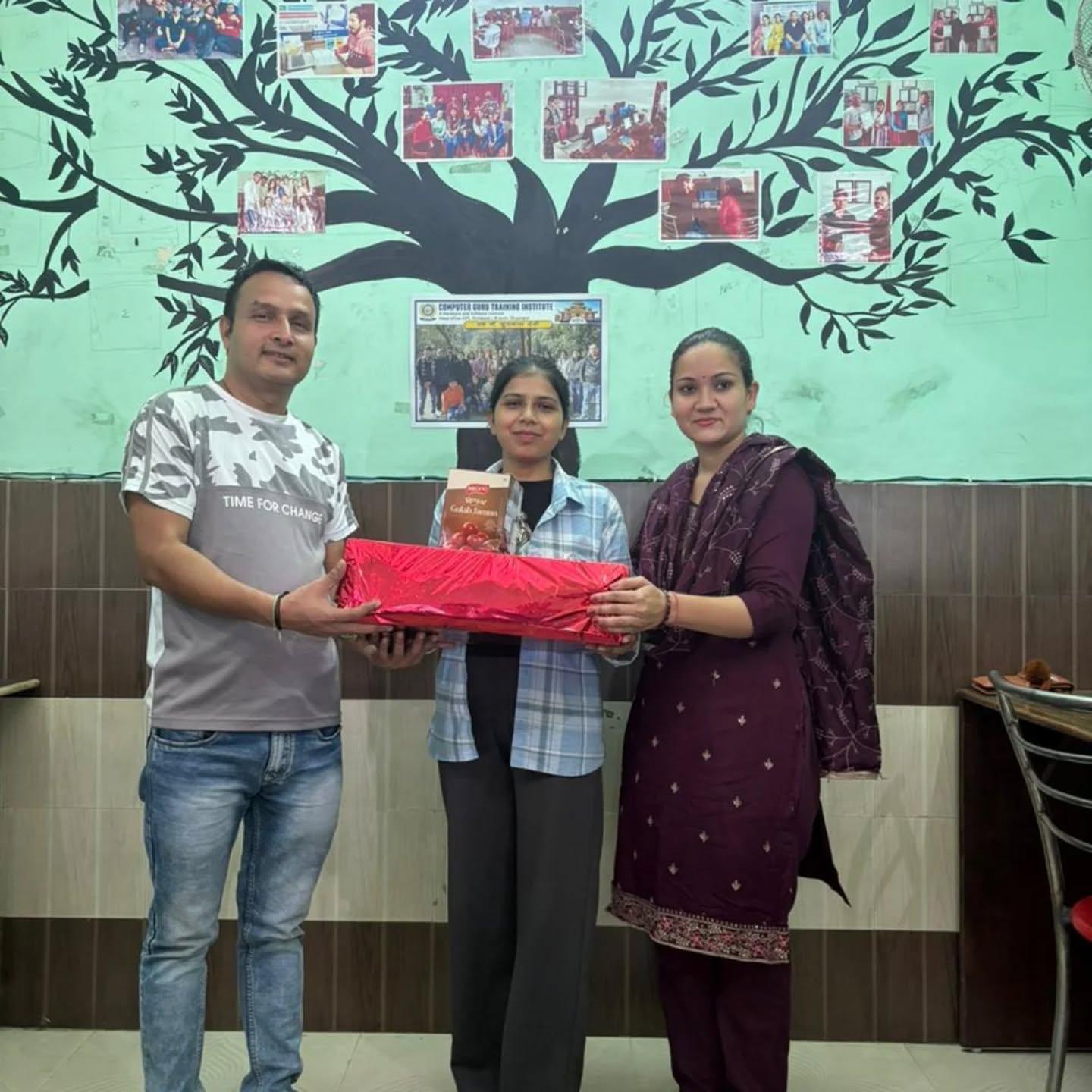 ज्ञान के दीप जलाएँ, तकनीक की रोशनी फैलाएँ — यही है हमारी आधुनिक दिवाली!
इस खास मौके पर हमारे प्रिय शिक्षक और साथियों के साथ मिलकर दिवाली मनाना एक अनमोल अनुभव है।
आप सभी को शुभकामनाएँ — दीपों का यह पर्व आपके जीवन को नई ऊँचाइयों तक पहुँचाए!