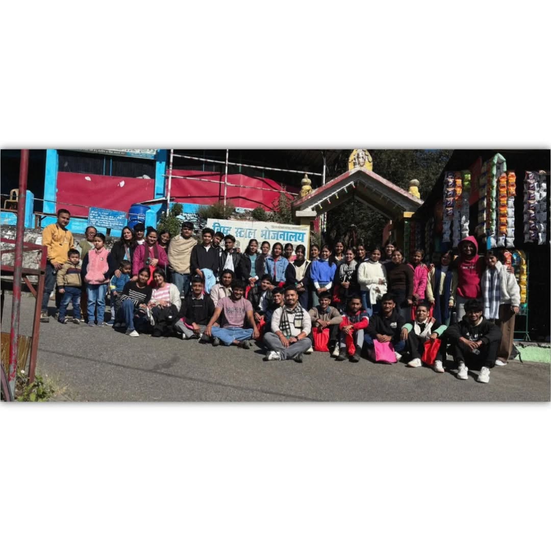 आज Computer Guru Training Institute के स्टूडेंट्स और टीम ने मिलकर माँ चंद्रबदनी धाम की यात्रा की।
सभी के लिए यह ट्रिप सिर्फ एक घूमने का मौका नहीं था—बल्कि रोज़मर्रा की क्लास और काम के बीच एक छोटी-सी ताज़गी थी।
शांत माहौल, पहाड़ों की ठंडी हवा और माँ के दर्शन ने सभी के मन को हल्का और पॉजिटिव कर दिया।
रास्ते में हंसी-मज़ाक, साथ बैठकर खाना, फोटो खींचना… इन पलों ने सबको और करीब ला दिया।
हमारे लिए यह देखकर सबसे अच्छा लगा कि छात्र सिर्फ पढ़ाई में ही नहीं, बल्कि इस तरह की गतिविधियों में भी एक परिवार की तरह जुड़े रहते हैं।
माँ चंद्रबदनी सभी पर अपना आशीर्वाद बनाए रखें।
ऐसी छोटी-छोटी यात्राएँ हमें फिर से ऊर्जा देती हैं—और हम आगे भी ऐसे सुंदर पलों को साथ बनाने की कोशिश करते रहेंगे। ❤️
#ComputerGuruTrainingInstitute
#InstituteTrip
#ChandrabadniDham
#Uttarakhand
#GoodMemories
#InstituteFamily