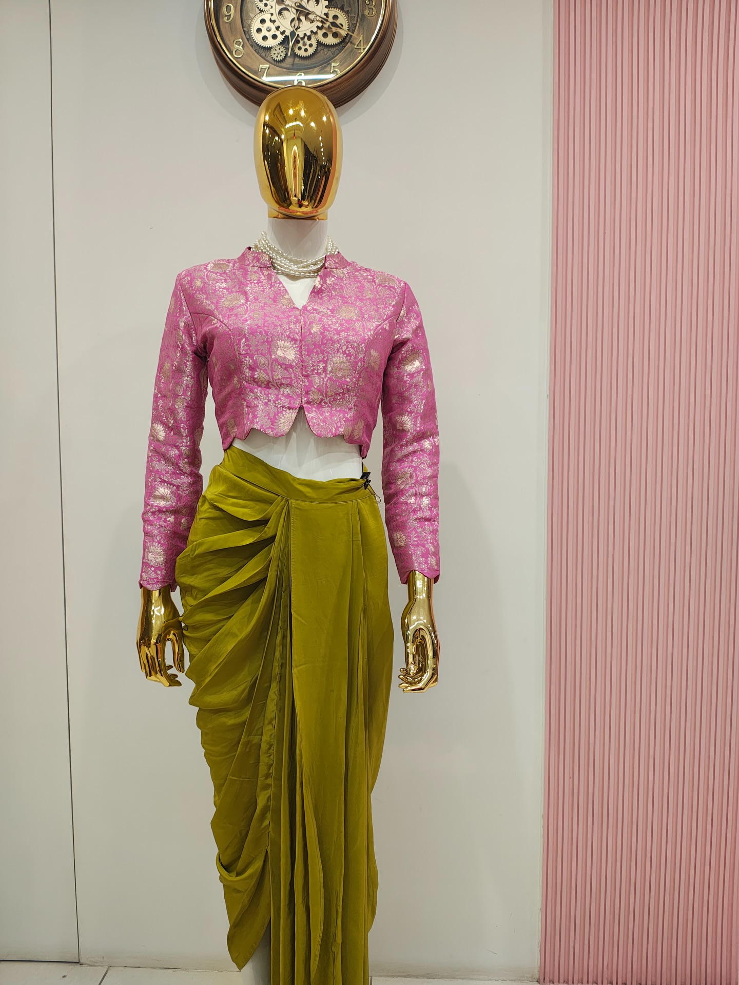 Step into the wedding season with grace and style! 💖✨I’m absolutely in love with this gorgeous pink blouse that features fabulous full sleeves, paired perfectly with a chic mehndi dhoti. It’s the ideal blend of tradition and contemporary fashion, making me feel like a true queen at every celebration! 👑🌺 Let’s make memories together as we twirl and dance the night away in stunning outfits from Evara Boutique! 💃💍 Are you ready to shine bright at those festive gatherings? ✨💞
#WeddingReady #EvaraBoutique #FashionGoals #MehndiMagic #PinkLover DesiStyle ChicVibes CelebrateLove EthnicFashion FullSleeveBlouse DhotiDrama StylishInPink FestiveSeason2023