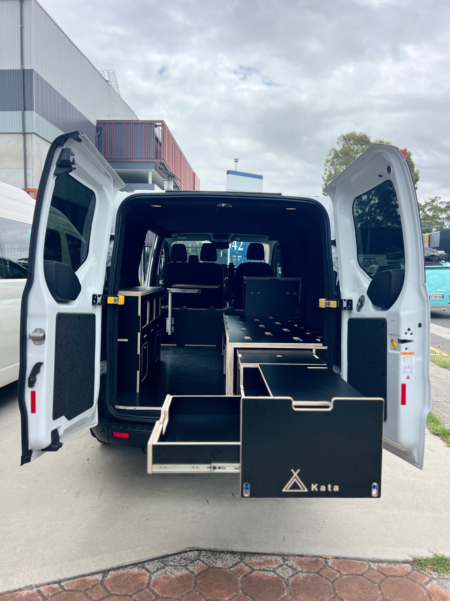 Ford Transit โ
Fitted out with
Surfbox
Side cabinet
Fridge 60L Dometic
Side store seat with @lagunroadlife
#kataTransit