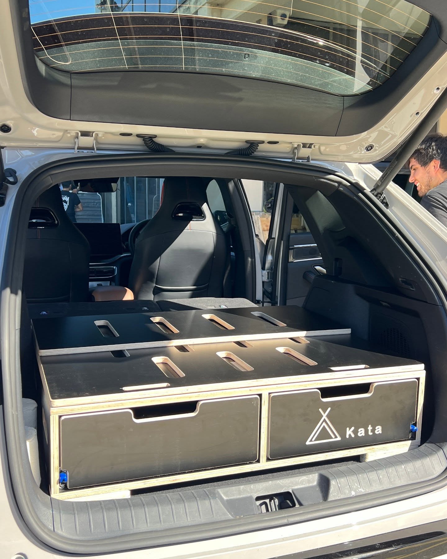 An SUV ready to hit the road in the best season of the year: summer โ๏ธ๐
You just choose the destination โ install it in 15 minutes and youโre off ๐โจ
Find yours at katacamperbox.com ๐
.
.
.
.
#vanbuild #katacamperbox #bydatto3 #katasuv #fitoutvan camperconversion camperlife nomadlife VanLife campervan VanLife TravelEssentials fullconversion vanconversion vanlifevirals campervanconversion tinyhome homeonwheels vanlifeideas offgrid outdoorliving roadtrip