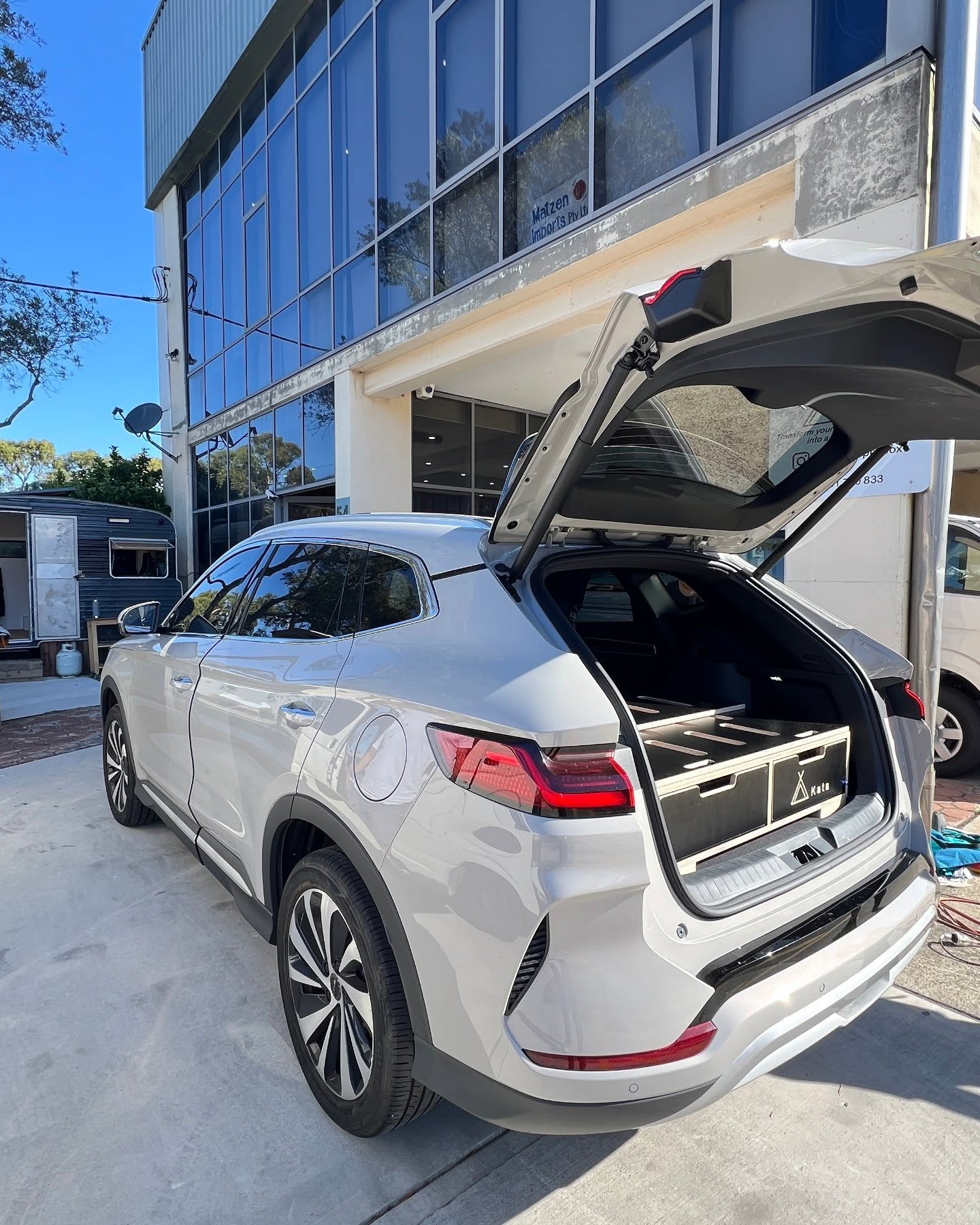 An SUV ready to hit the road in the best season of the year: summer โ๏ธ๐
You just choose the destination โ install it in 15 minutes and youโre off ๐โจ
Find yours at katacamperbox.com ๐
.
.
.
.
#vanbuild #katacamperbox #bydatto3 #katasuv #fitoutvan camperconversion camperlife nomadlife VanLife campervan VanLife TravelEssentials fullconversion vanconversion vanlifevirals campervanconversion tinyhome homeonwheels vanlifeideas offgrid outdoorliving roadtrip