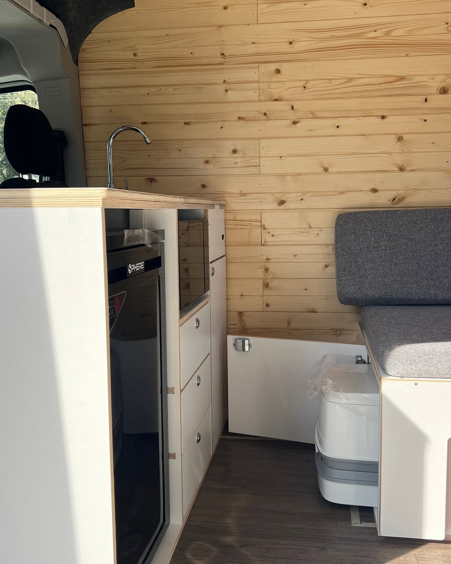 A full conversion built for effortless life on the road 🚐✨
Every detail is designed to deliver comfort, functionality and style wherever you go 💛
Key features:
🔹 Surfbox with extra drawer
🔹 Ceiling, walls & electrical installations
🔹 Side cabinet
🔹 Head cabinet
🔹 Swivel table
🔹 Front kitchen unit:
• Light-duty drawers
• Sink + water pump
• Storage for 20L fresh & grey water
👉 Swipe to explore this build in detail 😎✨
.
.
.
#katadeliver #ldvdeliver #fullconversion #camperconversion #camperlife nomadlife VanLife campervan VanLife TravelEssentials vanconversion vanlifevirals campervanconversion tinyhome homeonwheels vanlifeideas offgrid outdoorliving roadtrip kataupgrade