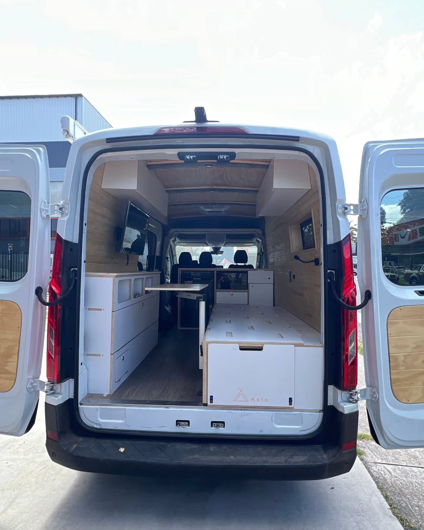 A full conversion built for effortless life on the road 🚐✨
Every detail is designed to deliver comfort, functionality and style wherever you go 💛
Key features:
🔹 Surfbox with extra drawer
🔹 Ceiling, walls & electrical installations
🔹 Side cabinet
🔹 Head cabinet
🔹 Swivel table
🔹 Front kitchen unit:
• Light-duty drawers
• Sink + water pump
• Storage for 20L fresh & grey water
👉 Swipe to explore this build in detail 😎✨
.
.
.
#katadeliver #ldvdeliver #fullconversion #camperconversion #camperlife nomadlife VanLife campervan VanLife TravelEssentials vanconversion vanlifevirals campervanconversion tinyhome homeonwheels vanlifeideas offgrid outdoorliving roadtrip kataupgrade