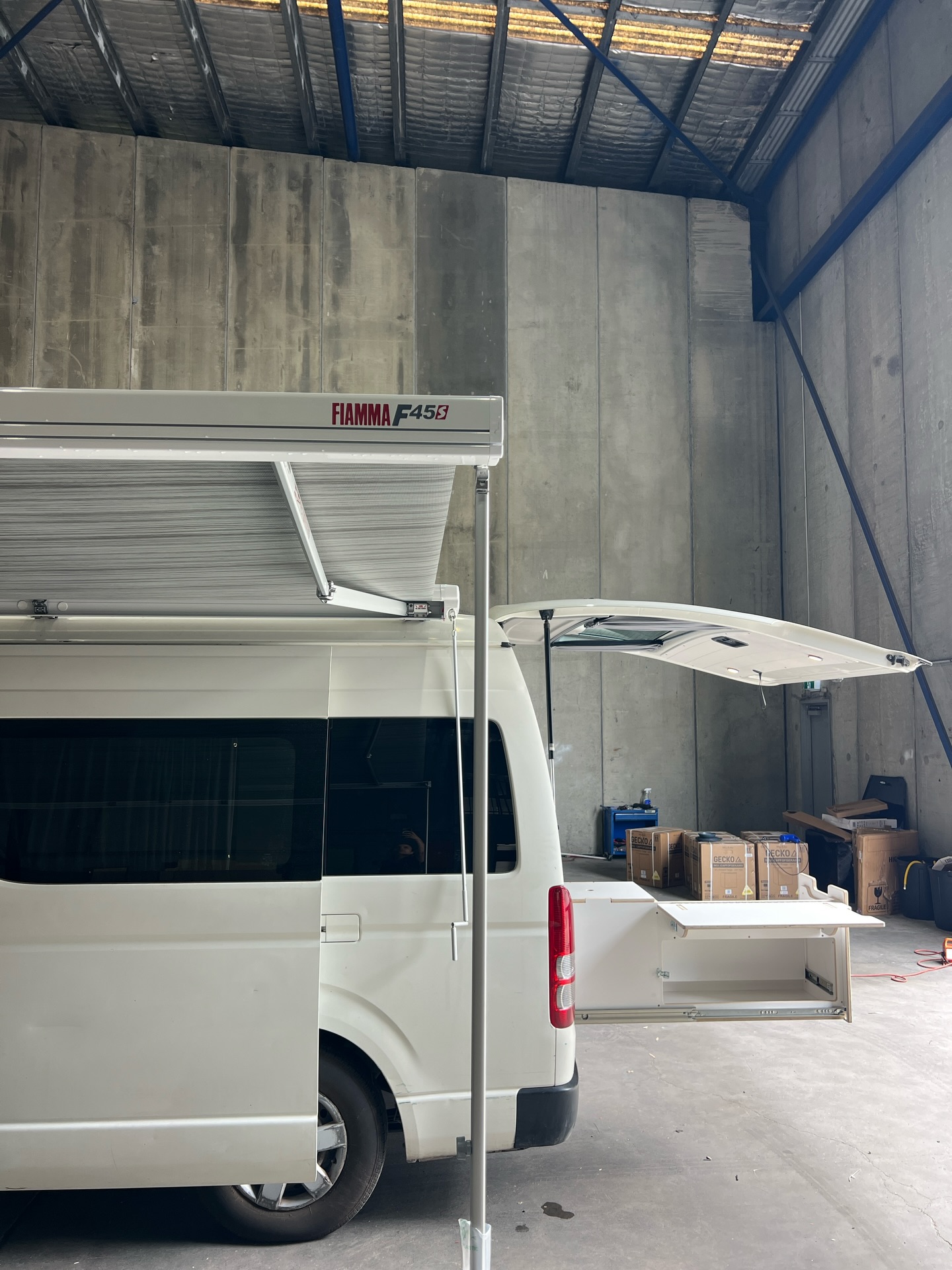 Built for movement. Designed for the road. πββοΈπΏ
This Toyota Hiace H200 is now fully converted β the perfect setup for chasing trails, early starts, and race weekends anywhere.
β¨ Full Interior Fit-Out
β‘ Enerdrive 3000W Solar System β reliable off-grid power
βοΈ Dometic NRX 80C Fridge β keep food fresh & recovery drinks cold
π Fiamma Awning β shade for post-run stretch sessions
πͺ΅ Vanbox system with Lagun swivel table β smart, flexible space
π§ Sink + 50L water tank
ποΈ Privacy curtains for comfortable rest & recovery
Park near the trailhead. Wake up. Run. Repeat.