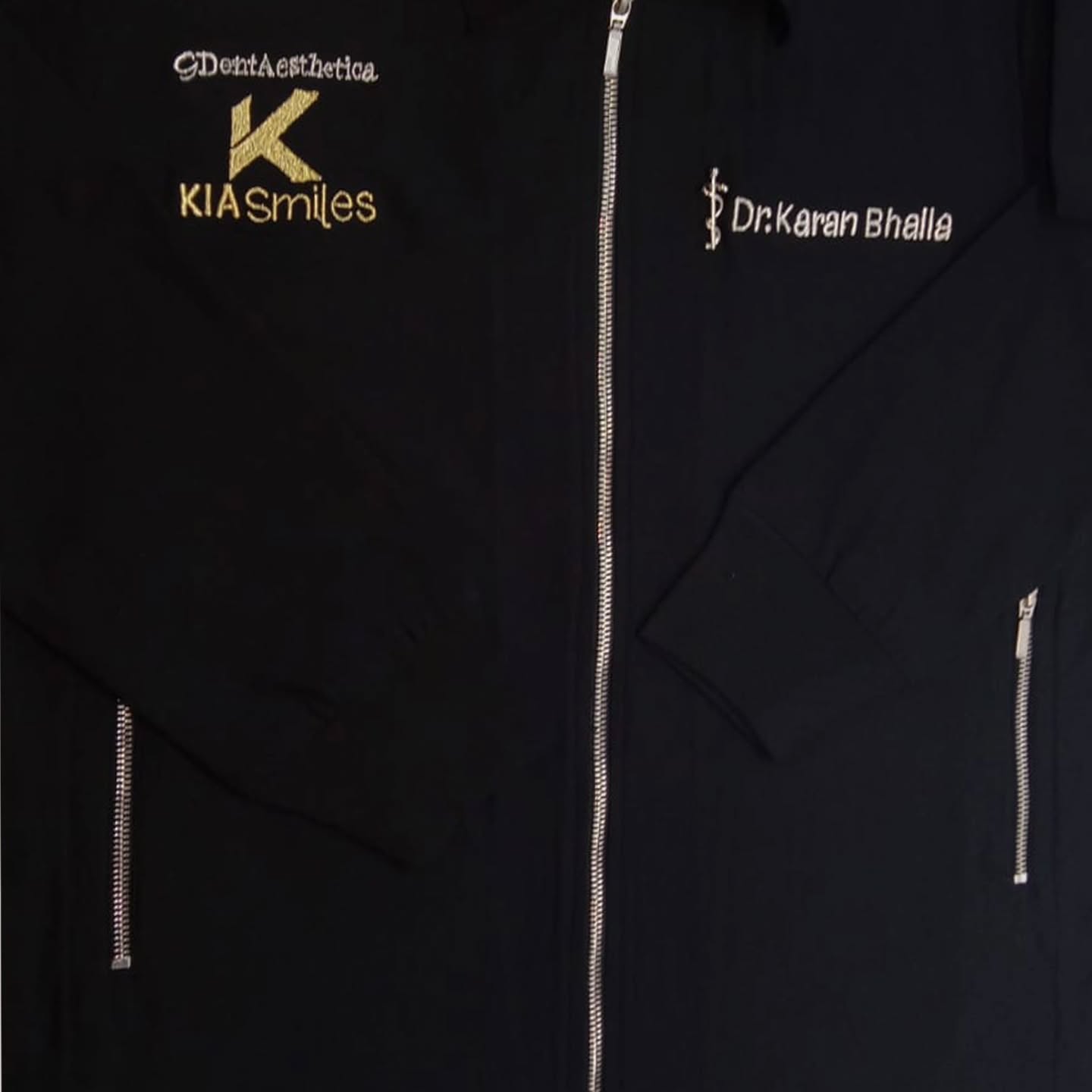 A black shacket that completes your clinical look.
Light enough perfect for summer layering.
Finished with golden embroidery of your name, the detail that elevates everything.
[black shacket for doctors, premium medical wear, gold embroidered scrubs, medical fashion, sashafe medical wear