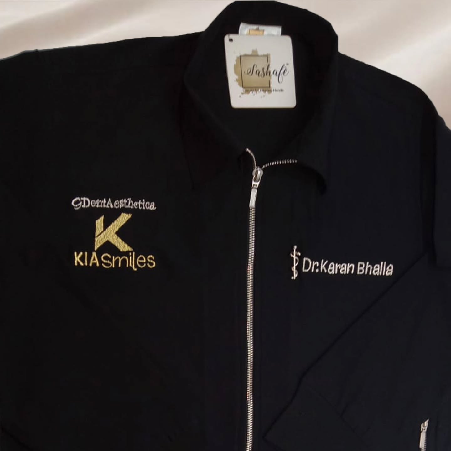 A black shacket that completes your clinical look.
Light enough perfect for summer layering.
Finished with golden embroidery of your name, the detail that elevates everything.
[black shacket for doctors, premium medical wear, gold embroidered scrubs, medical fashion, sashafe medical wear