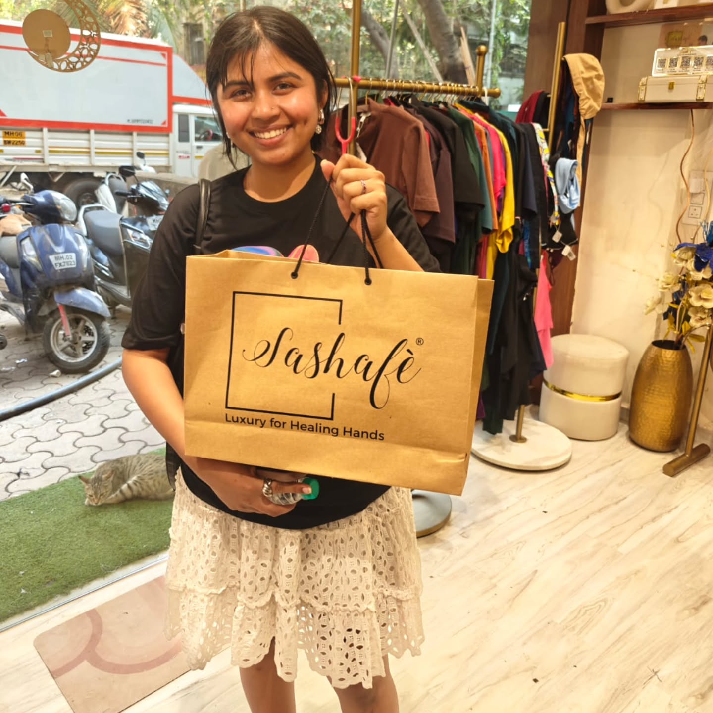 Doctors who know the difference between ordinary and tailored.
Welcome to Sashafé ~ where medicine meets design.
Book your visit slot
Bandra west mumbai