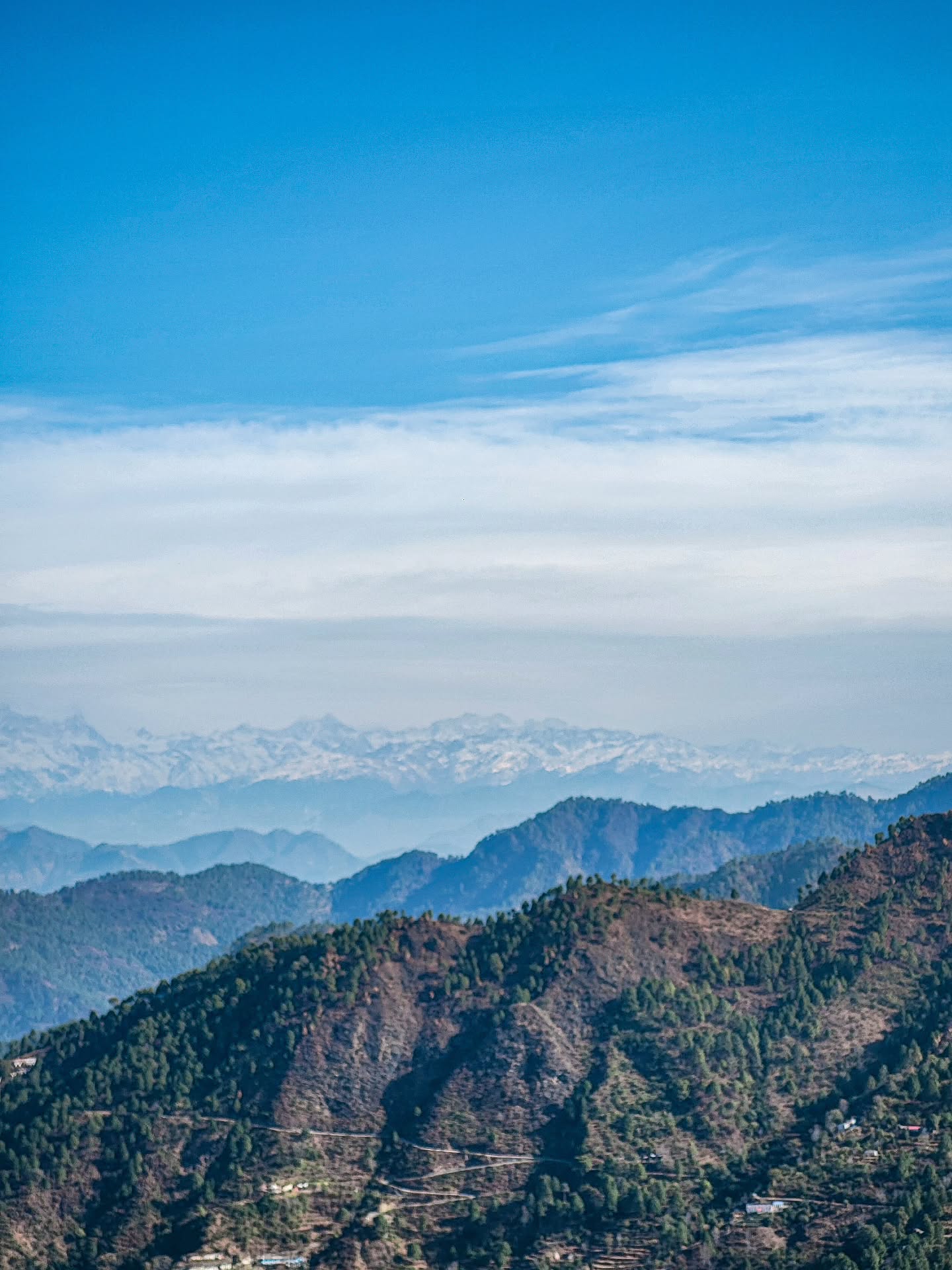 Came back home, but my mind stayed here. 🌫️🏔️
The kind of view that makes you pause for a second longer.
Uttarakhand really knows how to leave a mark.
.
.
.
Follow: @shantanu.nautiyal
.
.
.
.
#uttarakhand #mountainlife #travelindia #naturephotography #wanderlust